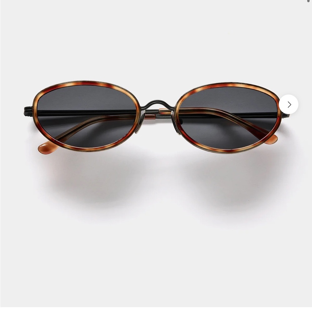 VEHLA reign oval Tortoiseshell Sunglasses - Picture 2 of 9